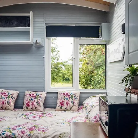 Beautiful 1-Bed Modern Shepherds Hut Near Bath *