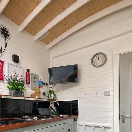 Tatil Evi Beautiful 1-Bed Modern Shepherds Hut Near Bath *