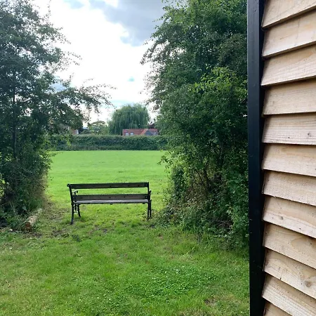 بيت للعطل Beautiful 1-Bed Modern Shepherds Hut Near Bath *