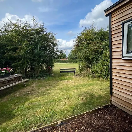 Beautiful 1-Bed Modern Shepherds Hut Near Bath *