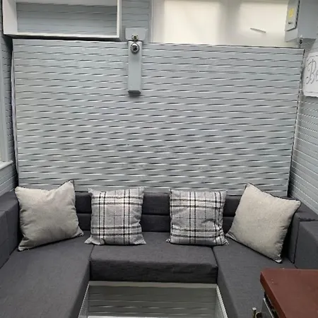 Beautiful 1-Bed Modern Shepherds Hut Near Bath Tatil Evi Bristol