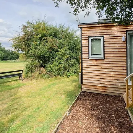 Beautiful 1-Bed Modern Shepherds Hut Near Bath *