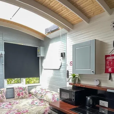 Beautiful 1-Bed Modern Shepherds Hut Near Bath Holiday home Bristol