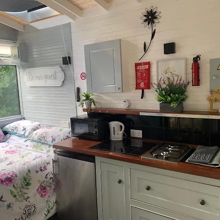 Beautiful 1-Bed Modern Shepherds Hut Near Bath Holiday home *